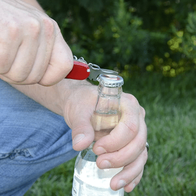 Victorinox Huntsman beim öffnen einer Flasche